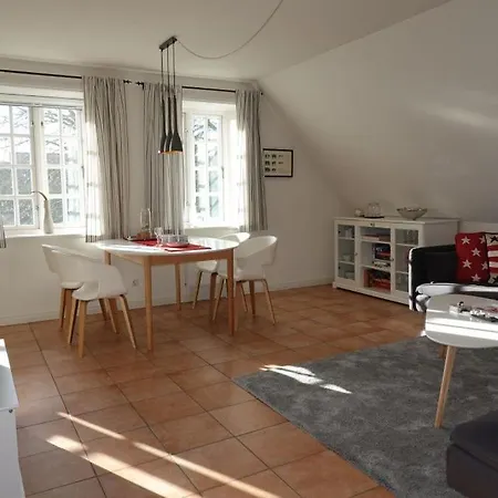 Hues Dikstian- 4 * Alkersum